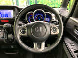 【純正革巻きステアリング】上質な革を使用することで、手にしっかり馴染みとても運転しやすいハンドルです♪