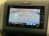 リバースギアに入れるだけで後方の表示へ切り替わります。夜間や雨の日の駐車も楽になりますよ。
