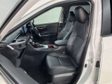 助手席側から見た車内の画像です。使い勝手の良い装備が整う上質な空間が広がっています。シートも快適で乗る人に安心感を与えます。