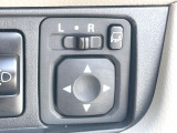 【電動格納ミラー】サイドミラーは電動格納式となっており、狭い駐車場でもキズがつくリスクを抑えられます。