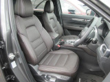 フロントシートは心地よいフィット感と程よいホールド性能を両立させ、今までになく快適にドライブを楽しんでいただける、マツダ自慢のシートです!