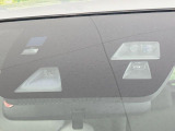 【i-ACTIVESENSE】走行中に前方の車両等を認識し、衝突しそうな時は警報とブレーキで衝突回避と被害軽減をアシスト。より安全にドライブをお楽しみいただけます。