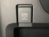 アクセサリーソケットはUSBのアダプターなどをつければ、スマホの充電にも使えます。周辺には物が置けるボックスがついています。
