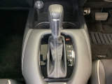 CVT車のセレクトレバーです。低速から高速まで、変速ショックのないスムーズな走りと、エンジン効率のよい領域を維持して燃費にも貢献します。サイドブレーキはスイッチ操作の電子制御パーキングブレーキです。
