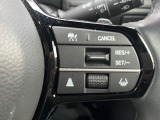 Hondaセンシングの機能のひとつ、アダプティブクルーズコントロール付!アクセルから足を離しても設定したスピードと前車との車間を保ち走行してくれます!車線維持もアシスト☆高速道路で疲労軽減ですね☆