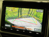 【バックカメラ】駐車時に後方がリアルタイム映像で確認できます。大型商業施設や立体駐車場での駐車時や、夜間のバック時に大活躍!運転スキルに関わらず、今や必須となった装備のひとつです!