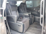 お車選びをお楽しみ頂けるよう、在庫車の展示スペースを十分に確保しております。