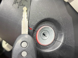 【キーレス】少し離れた場所からでもボタン一つでドアの開錠・施錠ができるのでとっても便利!ドアの鍵穴周りに傷をつけることもありません♪