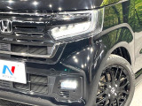 【LEDヘッドライト】悪天候や夜間走行時も良好な視界を確保し安心して運転できる高輝度LEDヘッドライトを装備!点灯速度が早く、消費電力も抑えられています。