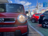 前方を照らすはハイビームとロービームをオートで切り替える機能的なヘッドライトです。また、夜間の視認性の高いLEDライトやHIDライトへの変更も可能です。