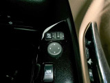 電動格納式ミラーなので、対向車などとのすれ違い時にも便利です。