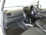 運転席周りのレイアウトをご覧ください。ナビゲーションが綺麗に装着されすっきり収まってますね!