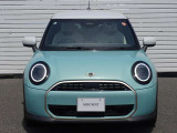 ご納車前には、MINIを熟知したメカニックによる100項目の点検・整備を行います。不具合箇所、交換時期に達している部品に関しましては、全て当社負担で交換してからのご納車となります。