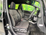 運転席まわりには十分なスペースがあり、大柄な方でもゆったり運転していただける環境です。