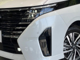 【LEDヘッドライト】悪天候や夜間走行時も良好な視界を確保し安心して運転できる高輝度LEDヘッドライトを装備!点灯速度が早く、消費電力も抑えられています。