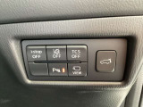 運転席横のスイッチでアイドリングスイッチやパーキングセンサーのON/OFFの切替が可能です。