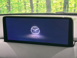 【10.25インチマツダコネクト】車内の雰囲気にマッチした大型ディスプレイ。スマホ接続でのナビ使用やBluetooth再生等、様々な機能が楽しめます。直感的なダイヤル操作が可能で、使い勝手も良好です。