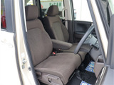 お車選びをお楽しみ頂けるよう、在庫車の展示スペースを十分に確保しております。