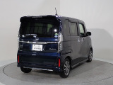 プライバシーガラスが装備されています。外を見るときには気にならずに、後方車両からは車内が見えにくい設計です、周りを気にせず、快適に運転できますよ。