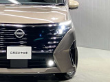 【ハイビームアシスト】前方検知用のカメラで、先行車や対向車のライト、道路周辺の明るさを検知し、前方の視界を確保し手動で切り替えるわずらわしさを軽減します。