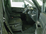 運転席は大きな座面と包み込むような背もたれが身体全体を支えます。上質なシートを採用し長時間の運転やコーナーの多い道も快適です。座ったときの頭上スペースも余裕たっぷりでロングドライブも楽チンです♪
