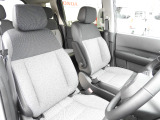 ★運転席★大きな座面と包み込むような背もたれが、ドライバーの身体をしっかり支えます。さらに、上質なシート素材と座り心地のよいクッション。長時間の運転やコーナーの多い道も快適です !!