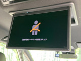 【14型有機ELフリップダウン】三列目からでも迫力のエンタメが観れる大画面フリップダウン。有機ELのモニターでは、一般的なフリップダウンよりも高コントラストでキレイな映像を楽しめます。