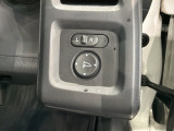 狭い駐車場で便利な電動格納ドアミラーが付いています。