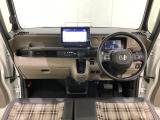 車内は光触媒抗菌消臭施工済です。スタイリッシュなデザインで暖かみのあるインパネ周りを演出します。グローブボックスやカップホルダーのほかにトレーなどたくさんの収納スペースが装備されています。