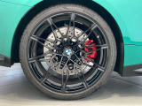 BMWの純正アロイホイールは軽量かつ強度にも優れているホイールで走行性能を引き上げる設計になっております。足元にもBMWは妥協がなくこだわっている個所になります。