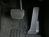 【オルガン式アクセルペダル】かかとを支点として足首とペダルの動きが一致するため、スムーズで正確な操作が可能です。ペダル反力を足の重さで支える事ができるため長時間の運転でも足が疲れにくくなります。