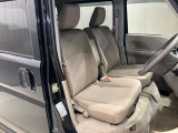【フロントシート】運転席と助手席は独立していながら座面がベンチシートなので、助手席からの乗り降りもスムーズにできます!