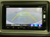 リバースギアに入れるだけで後方の表示へ切り替わります。夜間や雨の日の駐車も楽になりますよ。