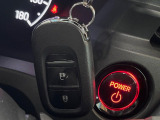 【Hondaスマートキー】カバンやポケットに入れたままでもドアの施錠・解錠が可能なスマートキーを装備。エンジンのオン・オフ時もカギを取り出す必要が無いからとっても便利です♪