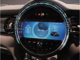 『運転』に対するBMWのこだわりはメーターパネルにも表れております。視野性の良いメーターパネルは疲労感の軽減と、運転の楽しさをもたらしてくれます。