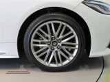純正のアルミホイール装着車です。タイヤサイズは225/45R18です。
