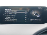 こちらのお車には先進安全装備が多数搭載されています。衝突被害を回避あるいは軽減するためのブレーキや、後方死角からの接近警報、車線逸脱を防止する警報装置など、詳しくはスタッフまでお尋ねください。
