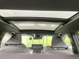 【調光パノラマルーフ】車内の解放感が一気に上がる大型パノラマルーフに調光機能がプラス!日差しが強い時、シェードを閉めなくてもガラスの透明度を調整することで心地よい明るさに♪