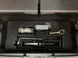 リヤには「いざ」という時のための工具が装備しております。ジャッキ・ナットレンチ・タイヤパンク修理キット・ミニコンプレッサーなどのお助けキットです。