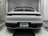 オプション:ポルシェ クレスト エンボス ヘッドレスト(フロント)、20/21インチ Carrera Sホイール、スポーツクロノ パッケージ モードスイッチ、タイヤ温度表示を含む