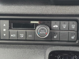 車内環境を自動でコントロールするフルオートエアコン。長距離ドライブも快適です。