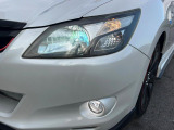 【HIDヘッドライト】非常に明るく前方を照らしてくれるので、悪天候や夜間の走行時も視界良好で安心してお乗りいただけます。