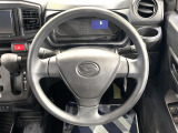 インテリアに合わせたデザインのステアリングは、運転される方のことも考え、運転しやすい形状、大きさです。是非一度、実際に触ってお確かめください。