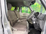 運転席まわりには十分なスペースがあり、大柄な方でもゆったり運転していただける環境です。
