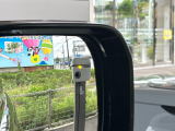 ブラインドスポットモニターは、左右斜め後ろを平行して走る車を認識し、車線変更の際に危険を察知するとドライバーへ警告を促します。夜・雨・トンネル内など走行時の環境が悪い時ほど便りになる機能です!