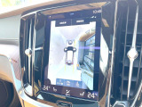【360&deg;ビューカメラ】4台の高解像度カメラで360度の鳥瞰図を表示。隣の車や壁、死角にある障害物などを画面で確認できるため、狭いスペースでの駐車・出入りも安心です。