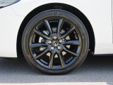 18インチ純正アルミホイールを装備。タイヤサイズは215/45R18となります。