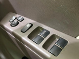 【電動格納ミラー】サイドミラーは電動格納式となっており、狭い駐車場でもキズがつくリスクを抑えられます。