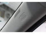 サイドカーテンエアバッグシステムは、側頭衝突時に頭部や頸部を広い範囲で保護し車両側面からの安全性を高めてくれます。