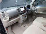 助手席のドアを開け、乗り込む際のイメージです。同乗される方の視線も大事ですので、ぜひご一緒にご来店いただけたら嬉しいです。